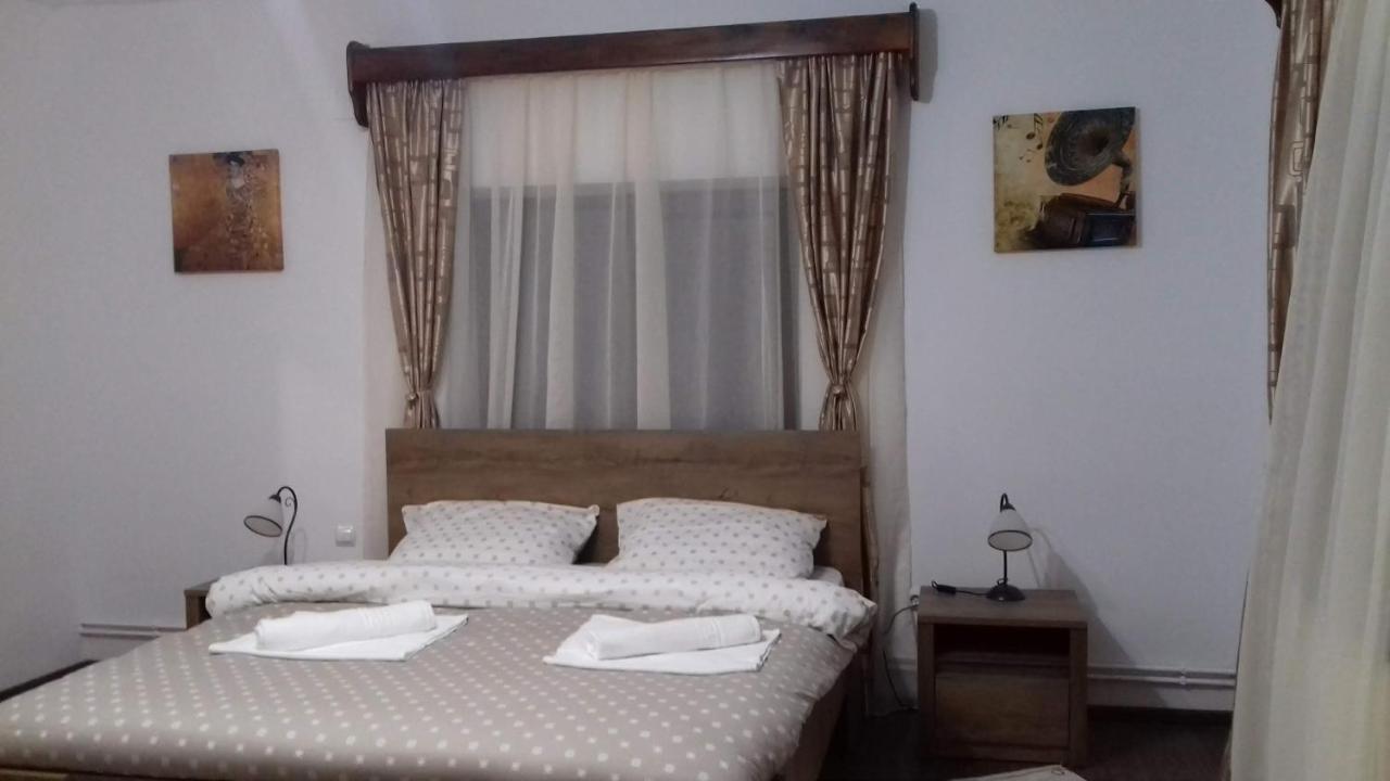 Casa Radu Appartement Novaci-Străini Buitenkant foto